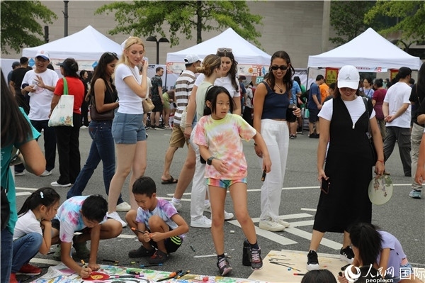4、活動吸引了很多小朋友參加。 人民網(wǎng)記者 李志偉攝