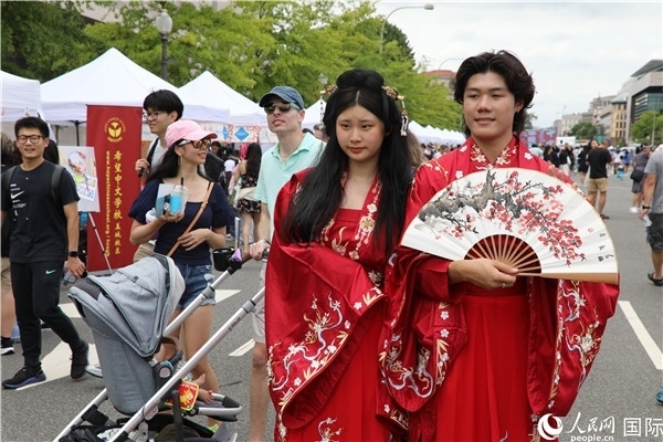 5、當(dāng)?shù)厝A僑華人身穿漢服參加文化節(jié)。 人民網(wǎng)記者 李志偉攝