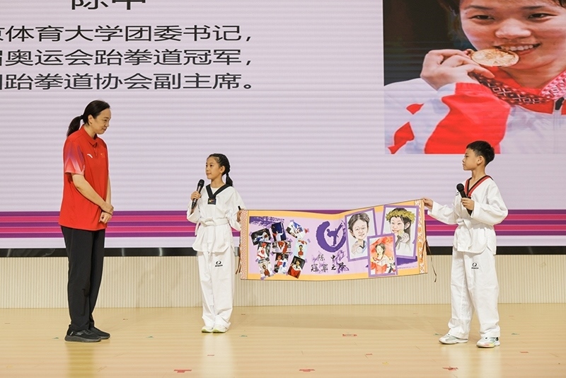 兩位學(xué)生小記者對(duì)話陳中老師。學(xué)校供圖