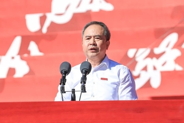 中國(guó)科學(xué)院院士、大連理工大學(xué)校長(zhǎng)賈振元在2024級(jí)新生開(kāi)學(xué)典禮上致辭。校方供圖