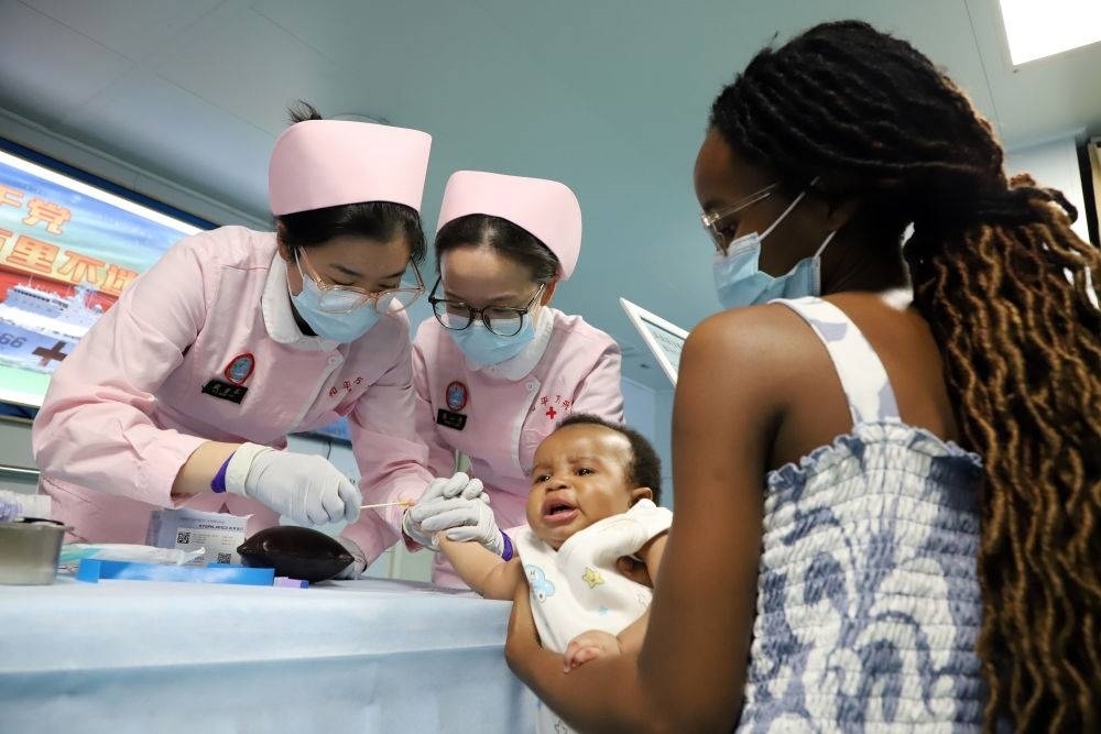 2024年8月12日，中國海軍“和平方舟”號醫(yī)院船在莫桑比克馬普托開展醫(yī)療服務(wù)。