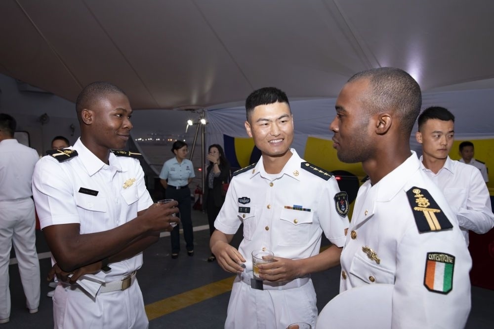 2023年6月25日，中國和科特迪瓦雙方官兵在南寧艦舉辦的甲板招待會上交流。中國海軍第43批護航編隊22日抵達科特迪瓦經(jīng)濟首都阿比讓，開始對科特迪瓦為期4天的友好訪問。