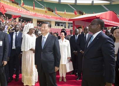 2018年7月22日，國家主席習(xí)近平在達(dá)喀爾同時任塞內(nèi)加爾總統(tǒng)薩勒共同出席塞內(nèi)加爾競技摔跤場項目移交儀式。新華社記者 王曄 攝