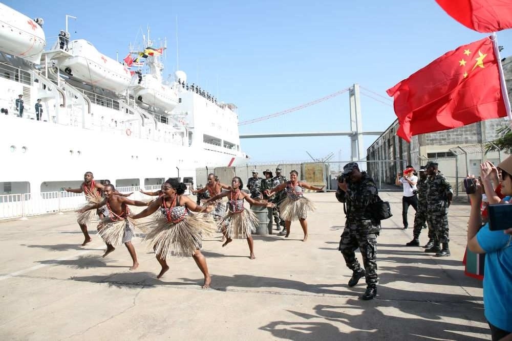 2024年8月16日，在莫桑比克馬普托港，當?shù)匮輪T表演舞蹈，歡送中國海軍“和平方舟”號醫(yī)院船。