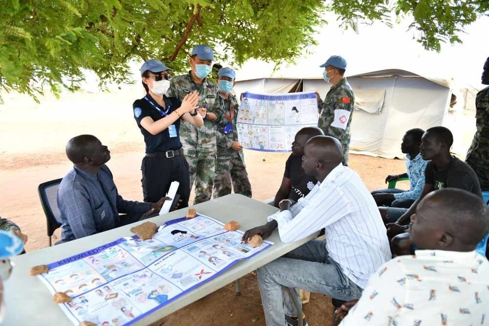2020年3月，在南蘇丹首都朱巴，執(zhí)行聯(lián)合國維和任務(wù)的中國維和警察廖潔給當?shù)鼐熘v解防疫知識。