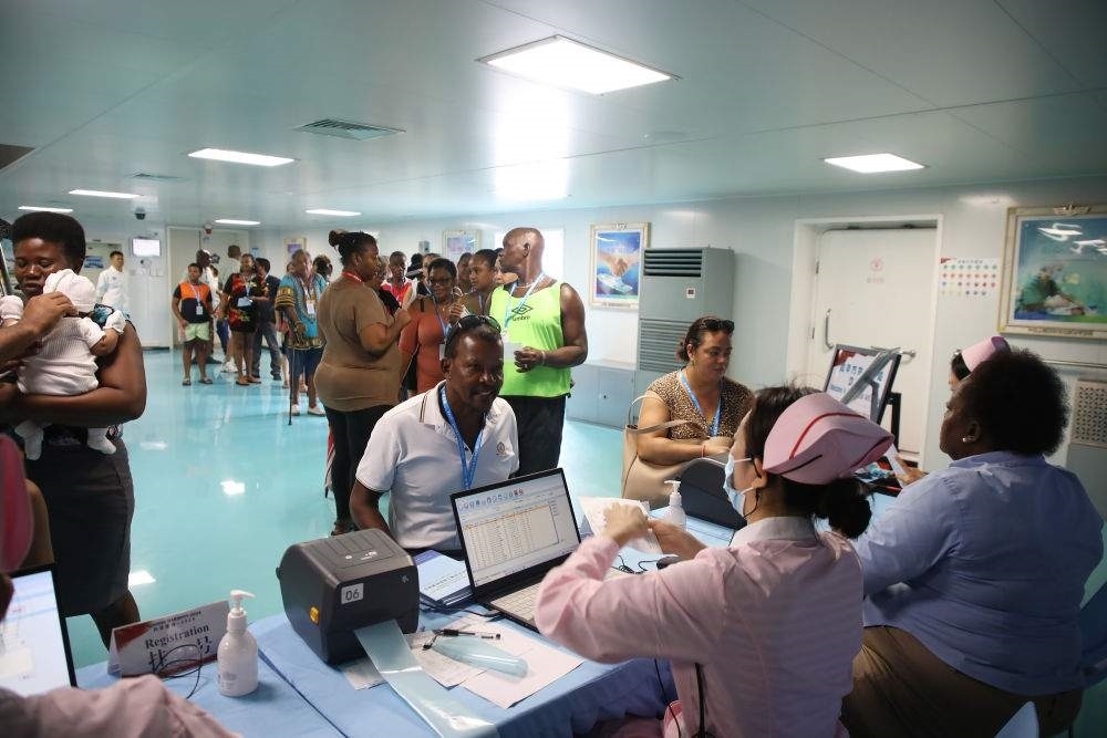 2024年7月8日，塞舌爾民眾在中國海軍“和平方舟”號醫(yī)院船上排隊就診。