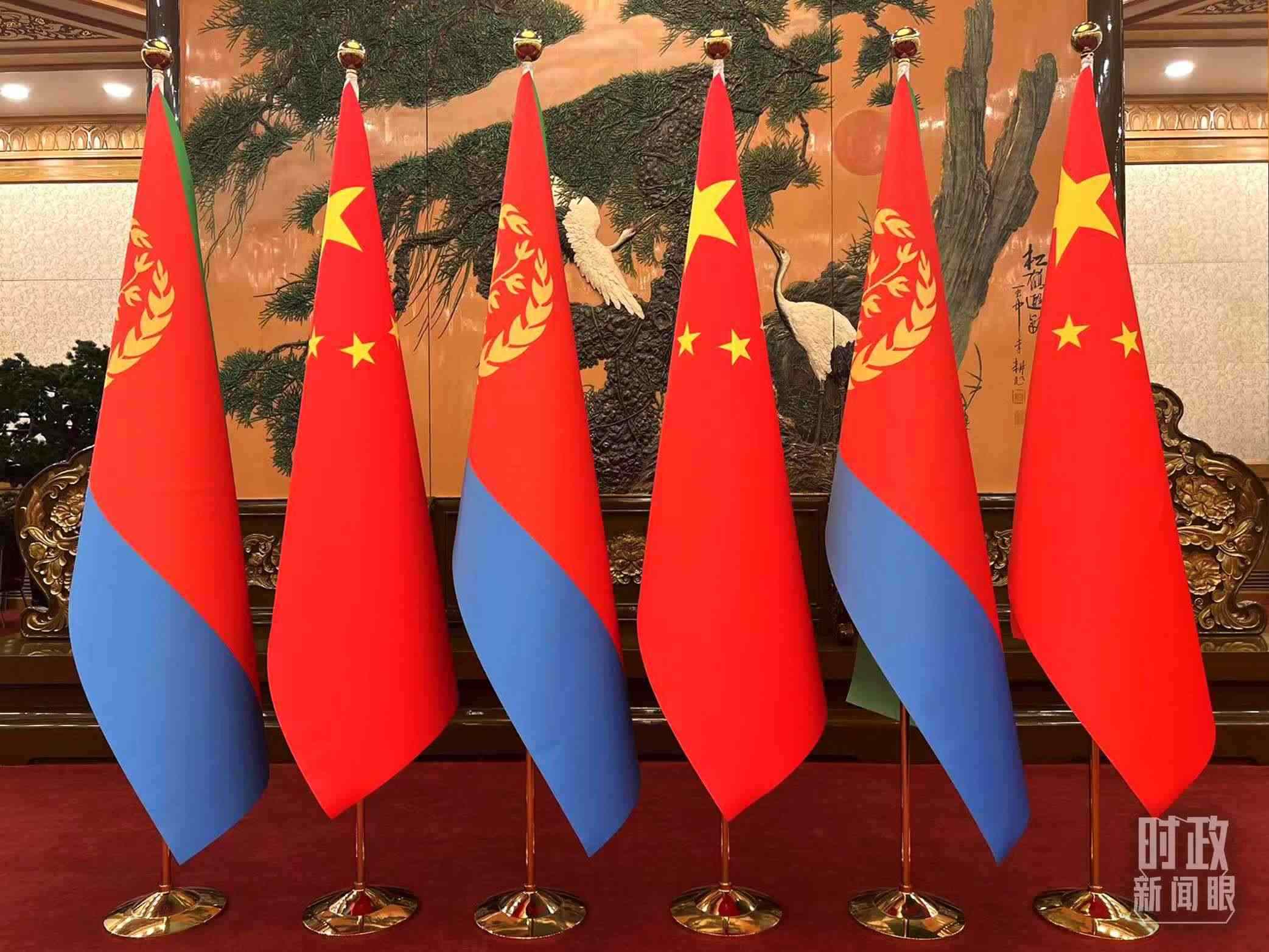 △會見現(xiàn)場擺放的中國和厄立特里亞兩國國旗。（總臺央視記者趙婷拍攝）