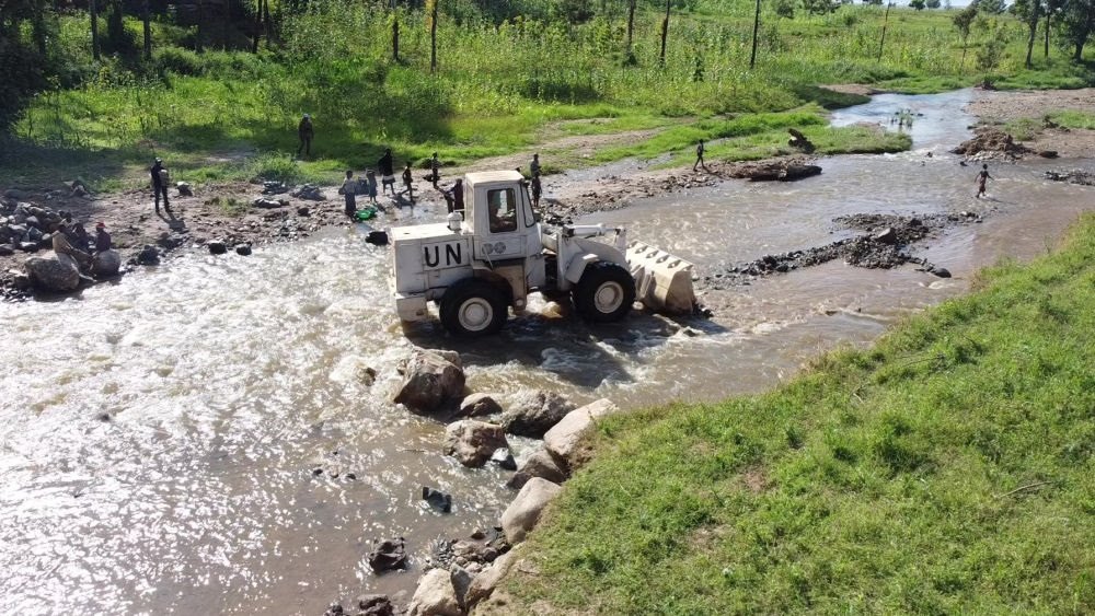 2023年6月7日，在剛果（金）南基伍省卡萊亥地區(qū)，中國第26批赴剛果（金）維和工兵分隊官兵進行施工作業(yè)。