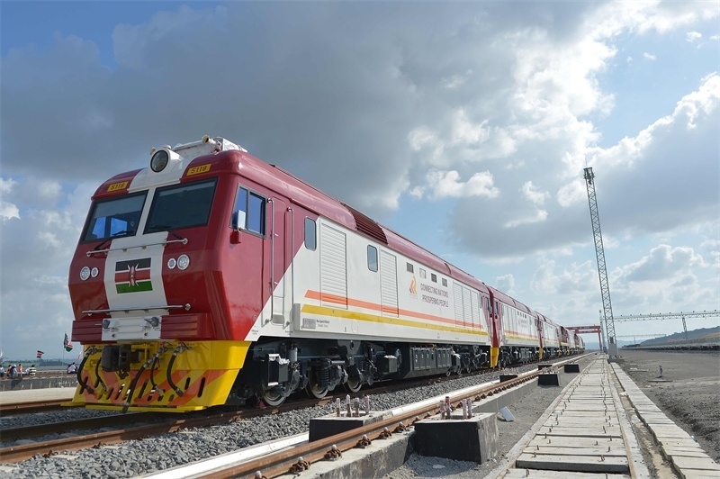 當(dāng)?shù)貢r(shí)間2017年5月30日，肯尼亞蒙巴薩，連接肯尼亞港口城市蒙巴薩和首都內(nèi)羅畢的蒙內(nèi)鐵路正式竣工通車。