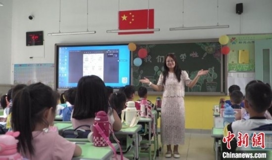 圖為衡水市新苑小學(xué)，老師正在給學(xué)生講開(kāi)學(xué)第一課的內(nèi)容。王天祥 攝