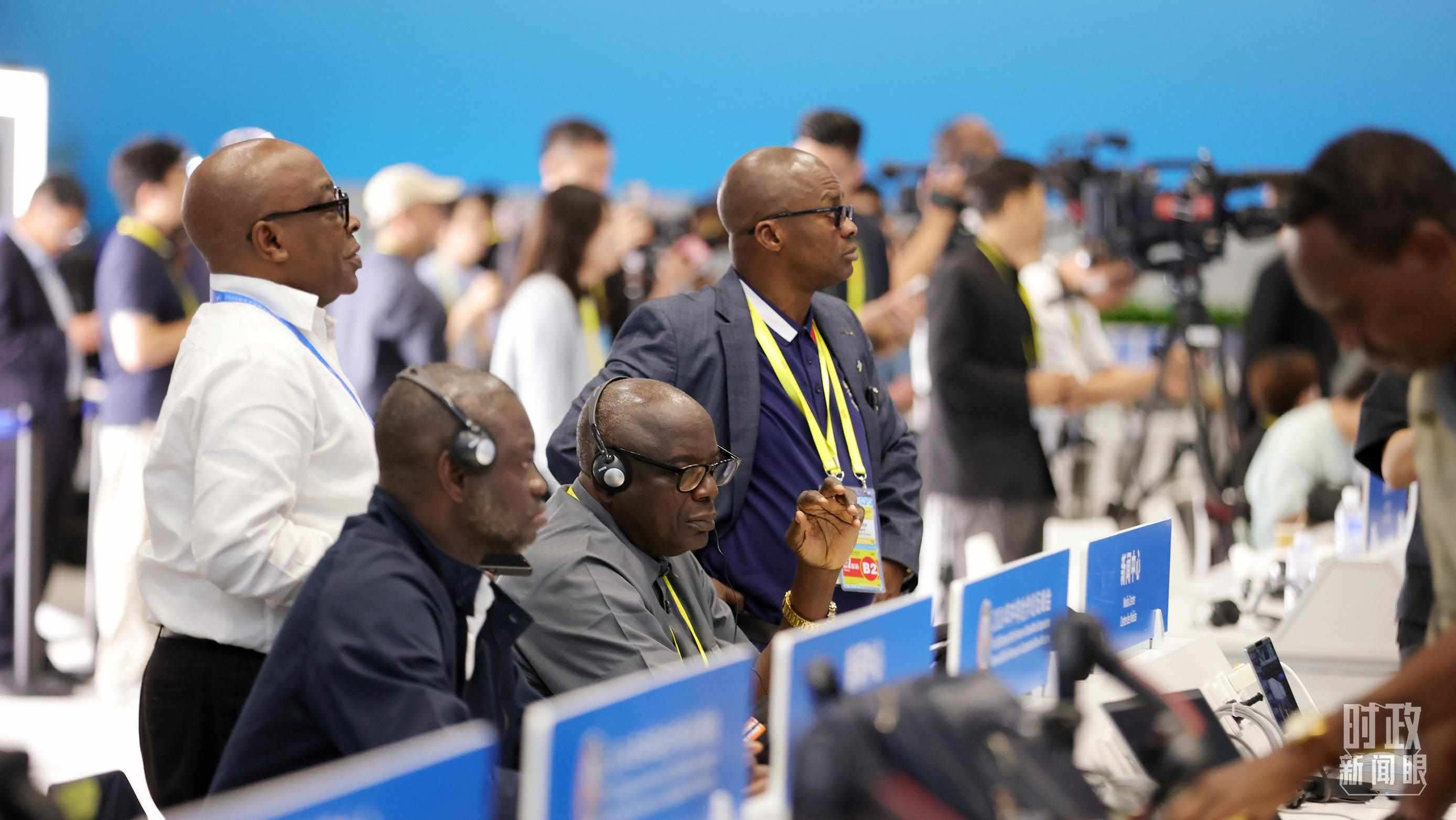  △媒體記者在人民大會(huì)堂和新聞中心參與峰會(huì)報(bào)道。（總臺(tái)央視記者范一鳴、魏幫軍拍攝）