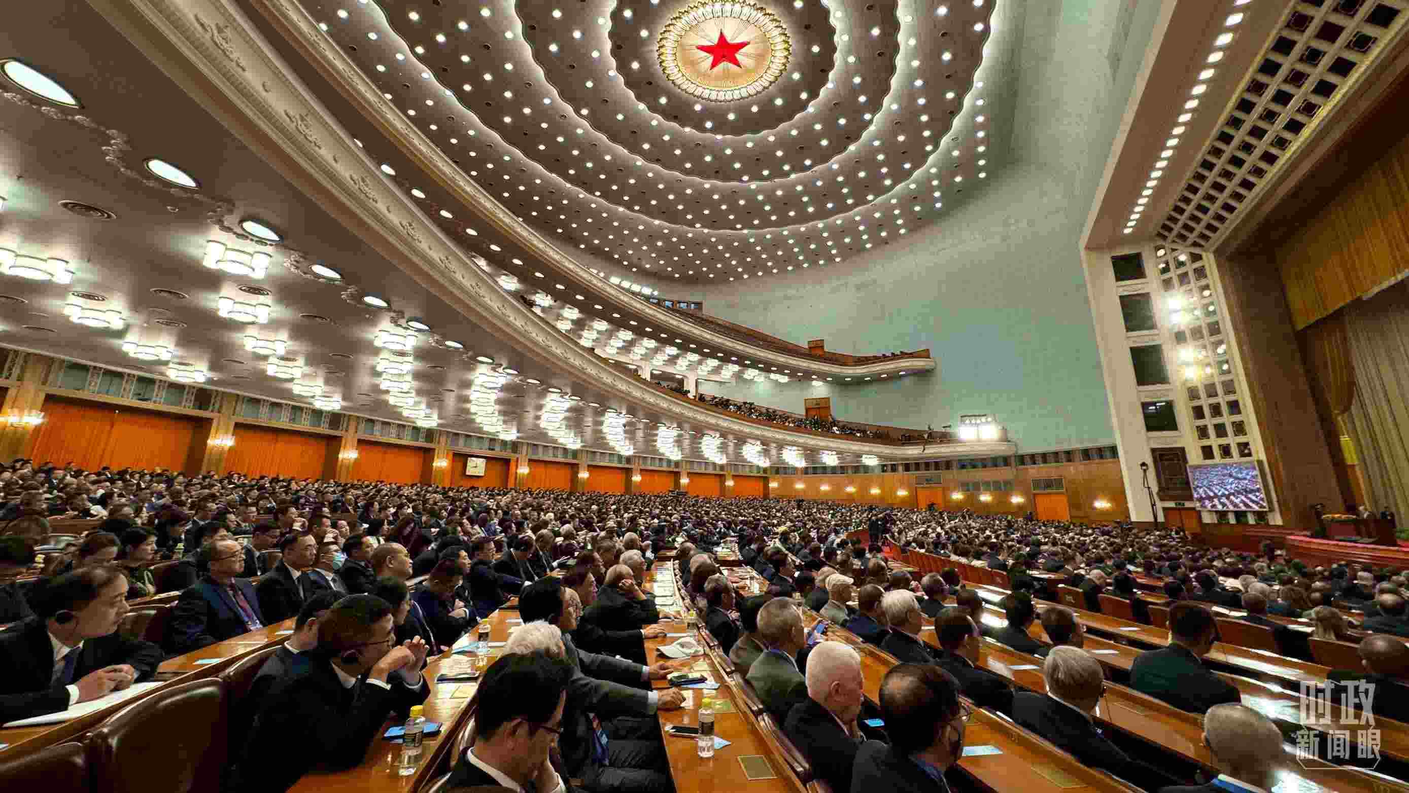  △中非合作論壇非方成員國(guó)國(guó)家元首、政府首腦、代表團(tuán)團(tuán)長(zhǎng)及國(guó)際和地區(qū)組織負(fù)責(zé)人等中外各界人士3200余人出席開(kāi)幕式。（總臺(tái)央視記者蔣碩拍攝）