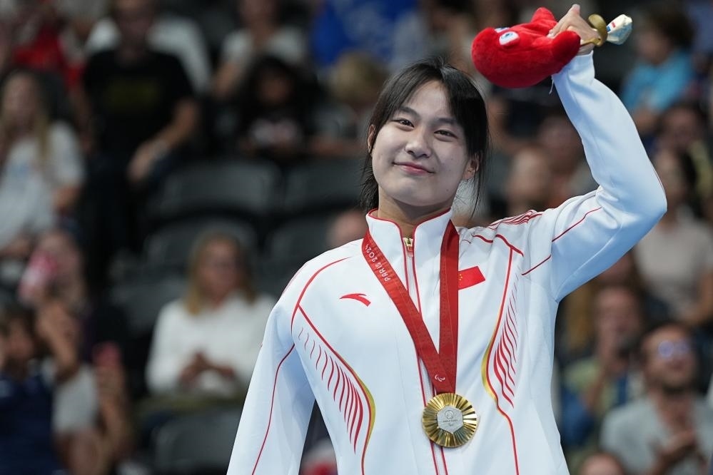 9月4日，蔣裕燕在巴黎殘奧會游泳女子100米自由泳S7級頒獎儀式上。新華社記者 熊琦 攝