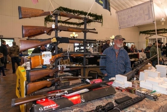 這是2022年1月22日在美國達拉斯槍展上拍攝的槍支。新華社發(fā)（李琳攝）