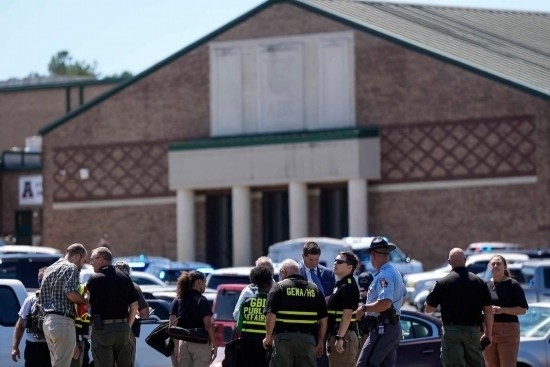 9月4日，在美國佐治亞州巴羅縣溫德市，警察聚集在發(fā)生槍擊事件的阿巴拉契高中外。新華社/美聯(lián)