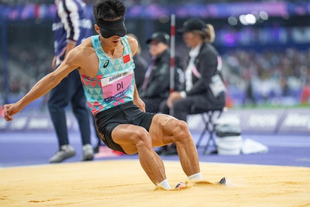 8月30日，邸東東在巴黎殘奧會田徑男子跳遠T11級決賽中試跳。新華社記者 黃偉 攝