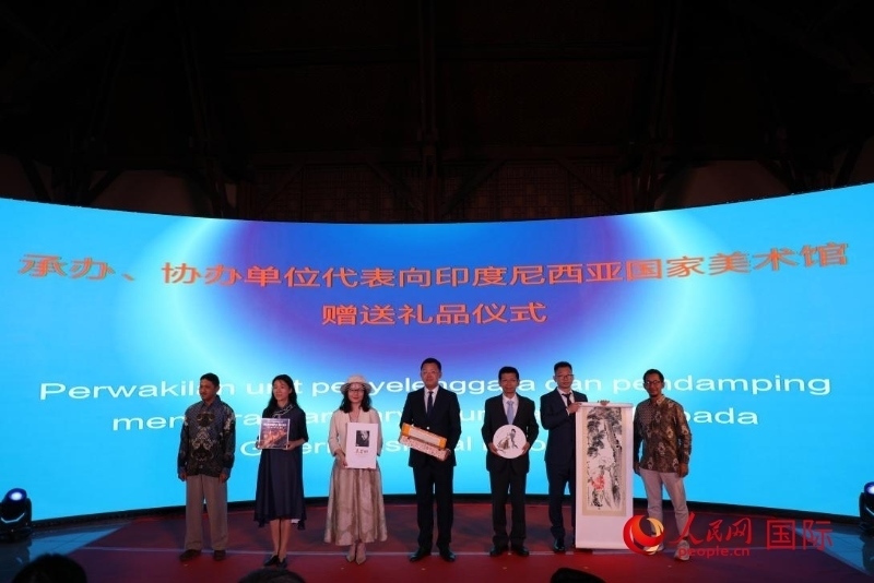 在展覽開幕式現(xiàn)場，本次展覽的承辦、協(xié)辦單位代表向印尼國家美術(shù)館贈送禮品。人民網(wǎng)記者 曹師韻攝