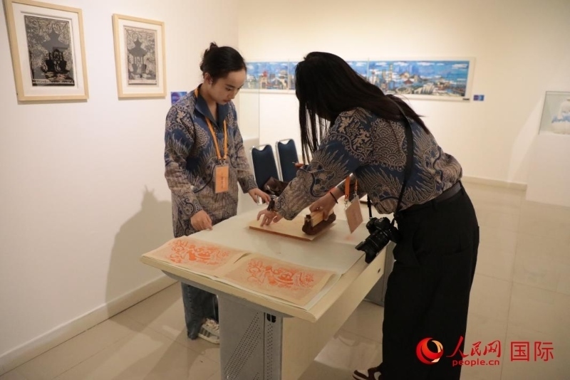 展覽現(xiàn)場的拓印技藝體驗工坊。人民網(wǎng)記者曹師韻攝