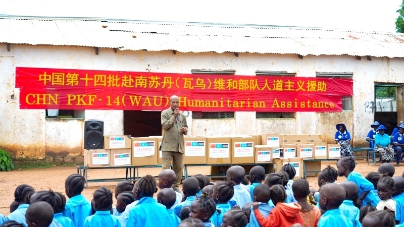 當(dāng)?shù)卣砀屑ぶ袊?guó)官兵。王軍杰攝