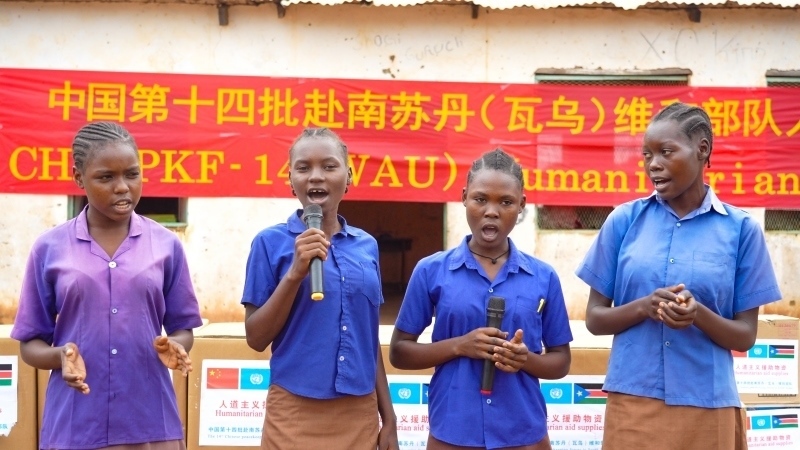 動(dòng)聽的歌聲歡迎中國(guó)官兵。王軍杰攝