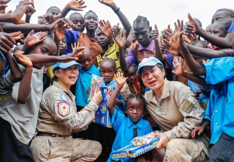 學(xué)生對(duì)中國(guó)官兵援助表達(dá)感謝。王皓宇攝