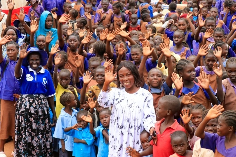 學(xué)校師生送別維和官兵。王軍杰攝