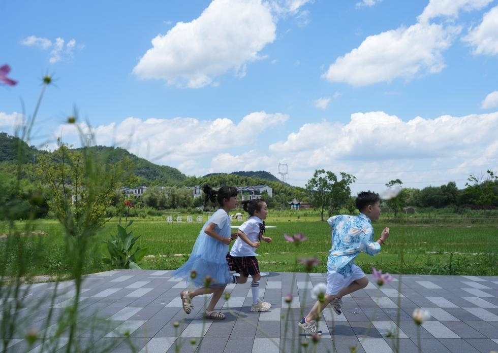 兒童在余姚市梁弄鎮(zhèn)的田野間奔跑（7月3日攝）。新華社記者翁忻旸 攝