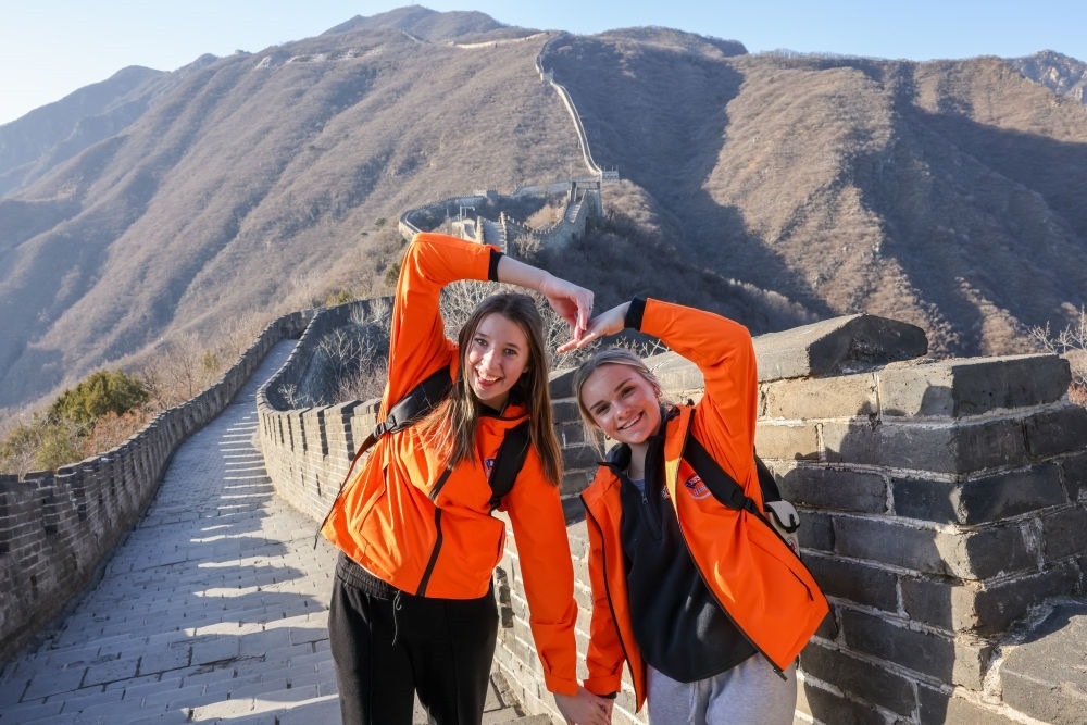 2024年3月20日，美國(guó)華盛頓州中學(xué)生代表團(tuán)的成員在北京慕田峪長(zhǎng)城留影。新華社記者 殷剛 攝