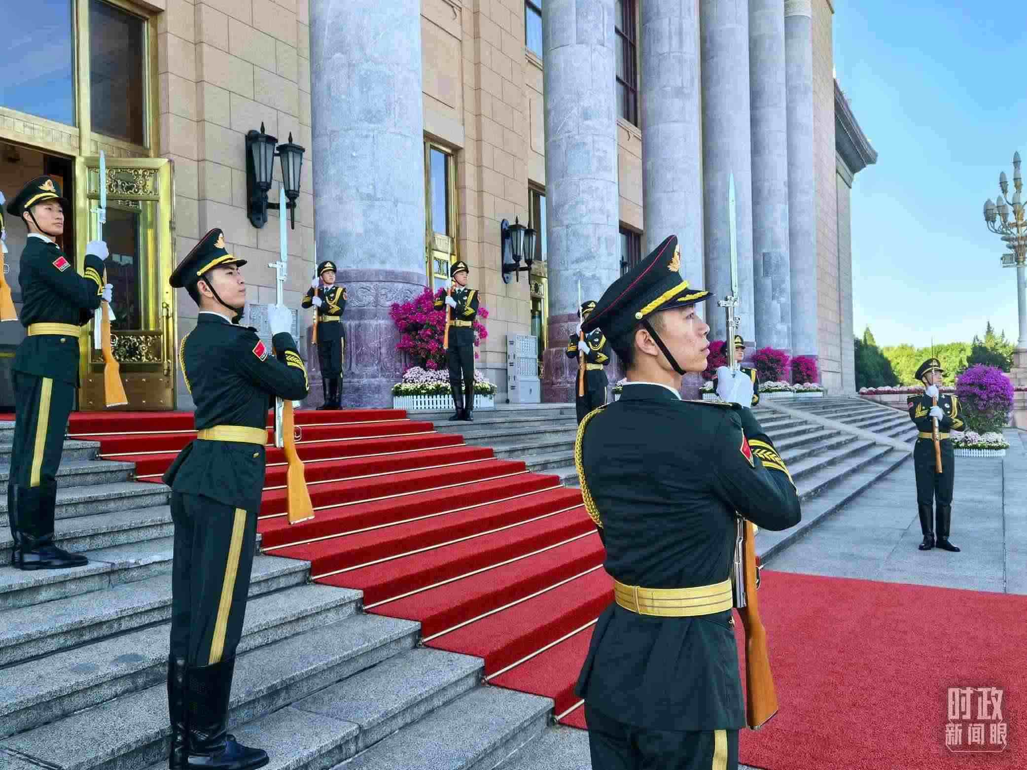 禮兵列隊(duì)迎接外賓。（總臺央視記者鐘銳拍攝）
