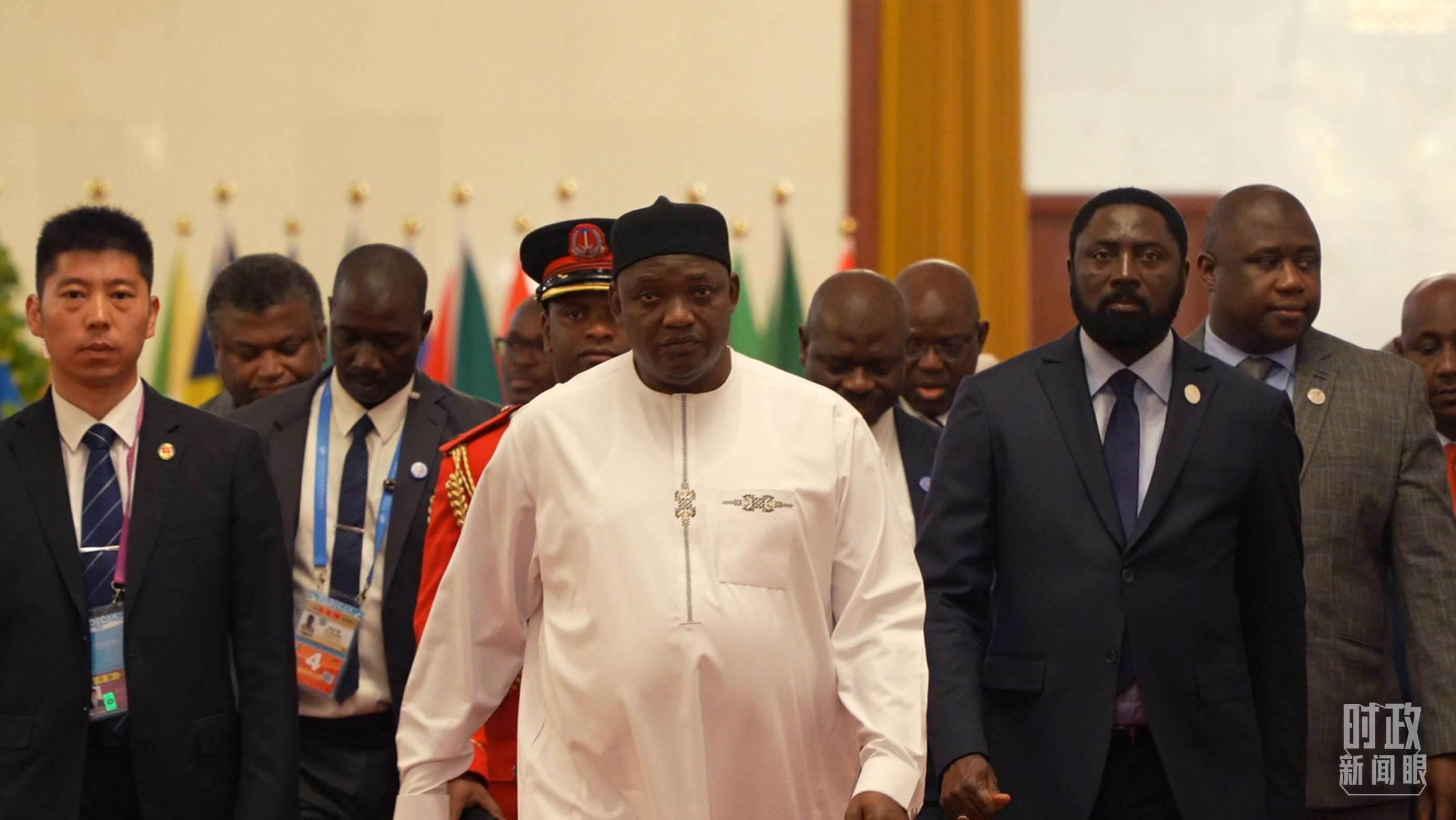 岡比亞總統(tǒng)巴羅走向會見廳。（總臺央視記者蔣碩拍攝）