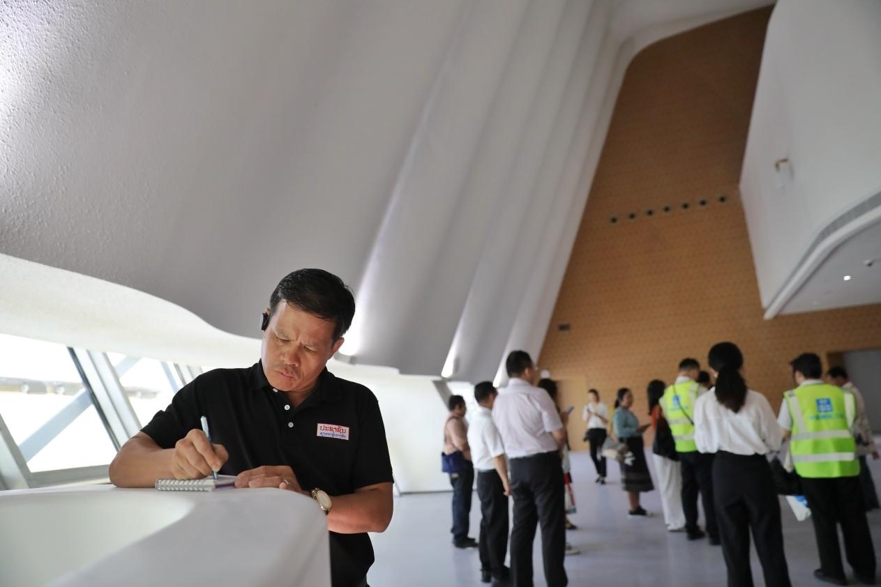 亞洲媒體考察團參觀綜合劇場外墻。《中國經(jīng)濟周刊》記者 肖翊攝