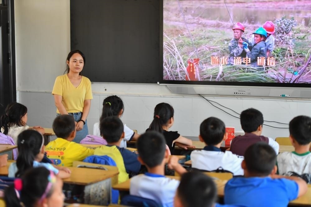 今年夏天，湖南華容縣等地遭受洪澇災(zāi)害。9月，華容縣一所學(xué)校，老師通過講述防災(zāi)救災(zāi)故事，引導(dǎo)孩子們知情、共情，汲取成長(zhǎng)的力量。