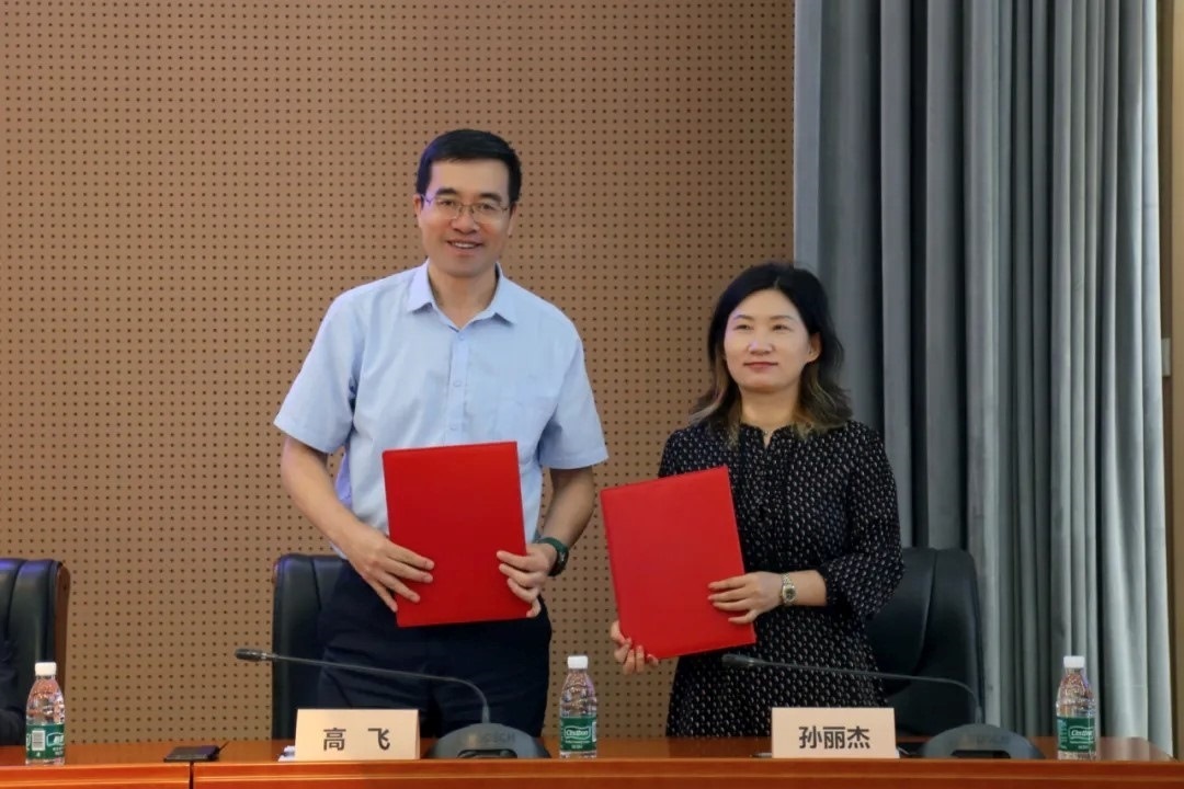 外交學(xué)院副院長高飛與中國國際科學(xué)技術(shù)合作協(xié)會執(zhí)行副會長兼秘書長孫麗杰簽署戰(zhàn)略合作備忘錄并啟動科技外交官搖籃計(jì)劃。主辦方供圖