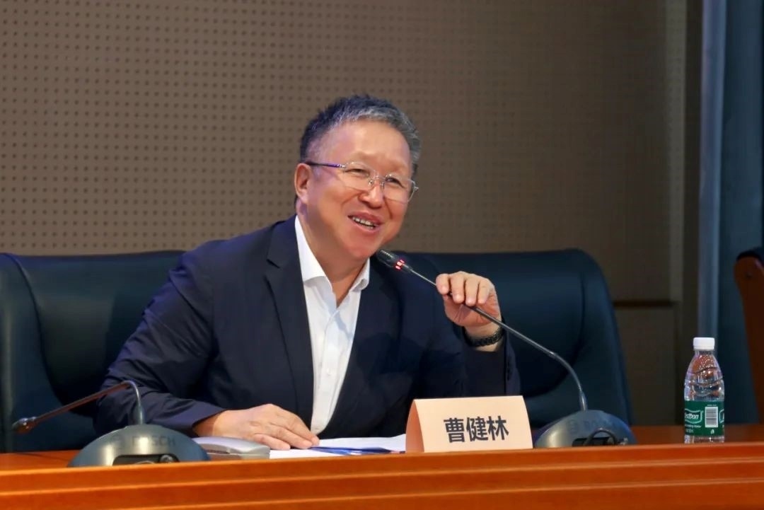 科技部原副部長、十三屆全國政協(xié)教科衛(wèi)體委員會副主任、現(xiàn)任季華實(shí)驗(yàn)室理事長、主任曹健林致辭。主辦方供圖