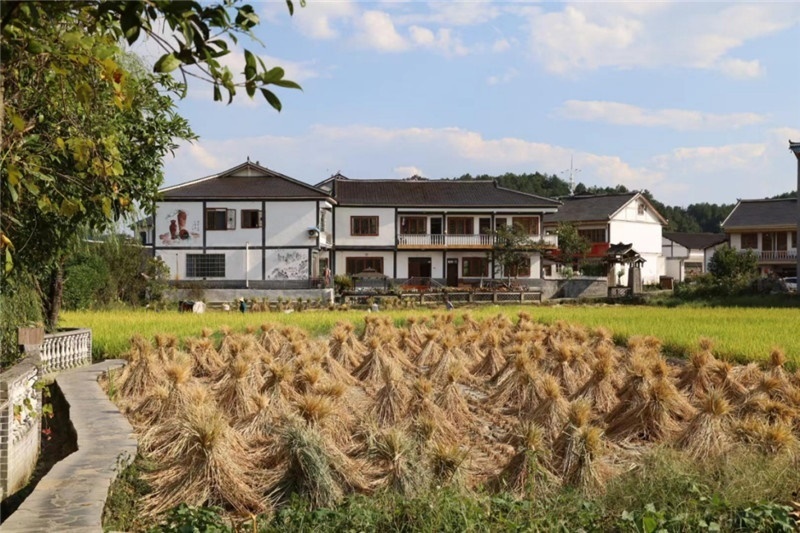 傳統(tǒng)的黔北村莊風(fēng)貌同現(xiàn)代民居元素相融合，人文風(fēng)光與生態(tài)自然風(fēng)景相結(jié)合，人與自然和諧共生。（俄羅斯《中國與俄羅斯》雜志社社長奧列格·別列日內(nèi)赫攝）