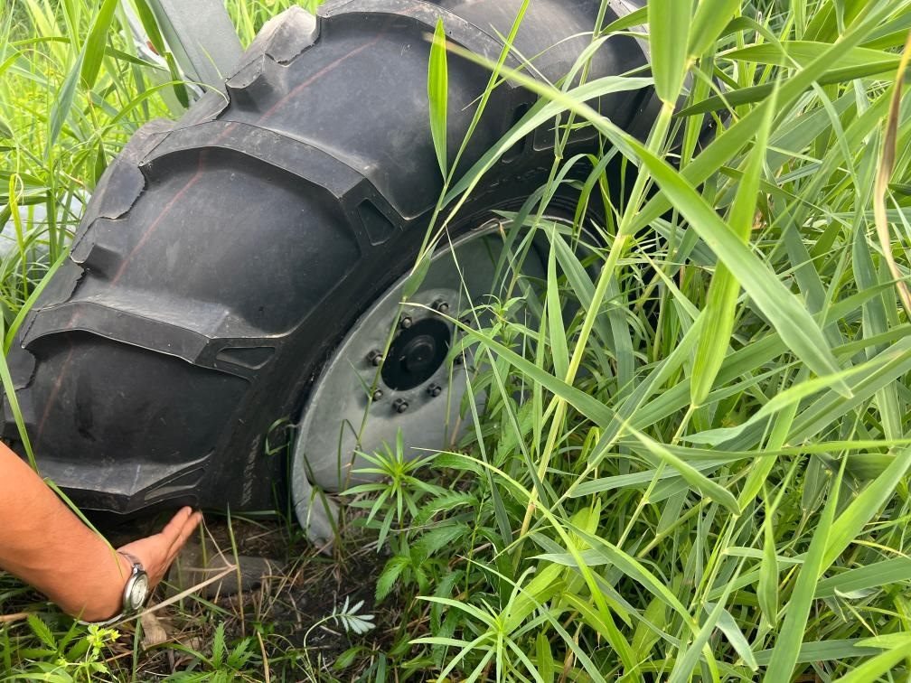 林甸縣一處大型噴灌設(shè)備癟了的輪胎。新華社記者董寶森攝