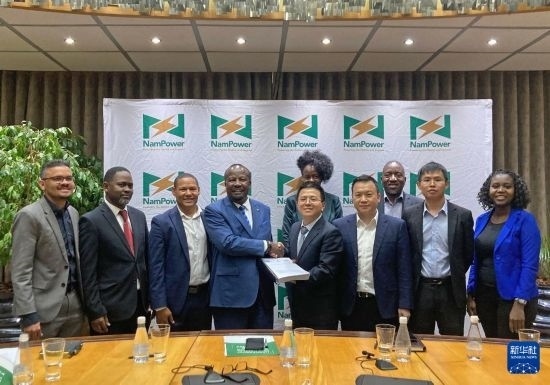 9月9日，在納米比亞首都溫得和克，嘉賓在簽字儀式后合影。新華社發(fā)（江西國際供圖）