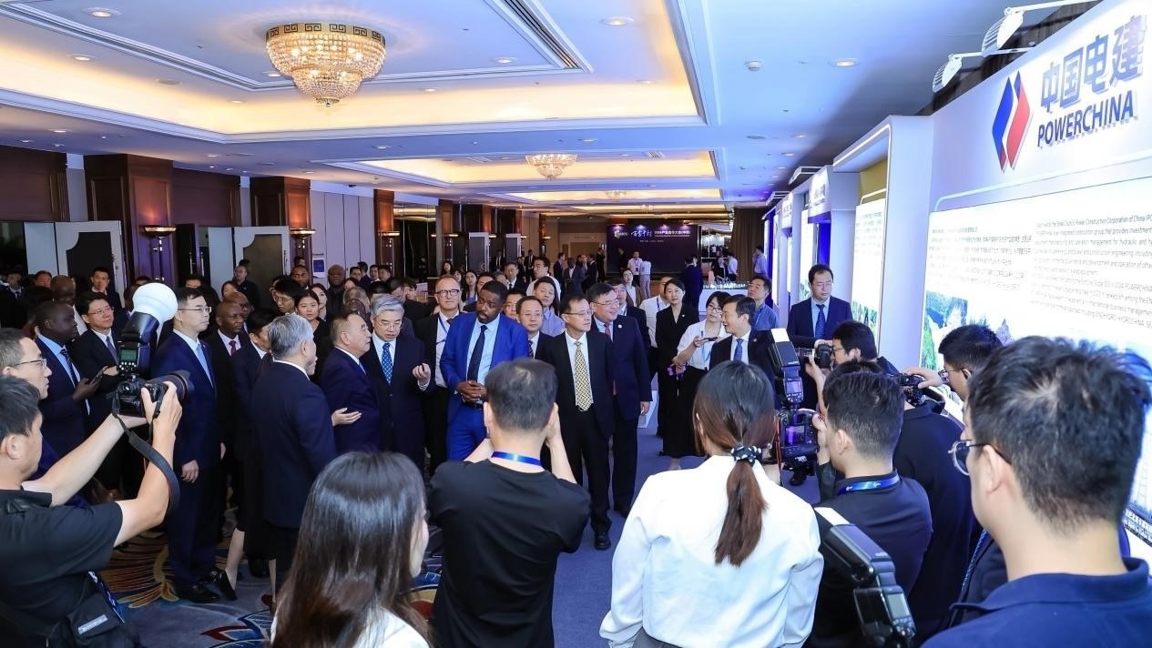 與會(huì)嘉賓參觀主題展覽。主辦方供圖