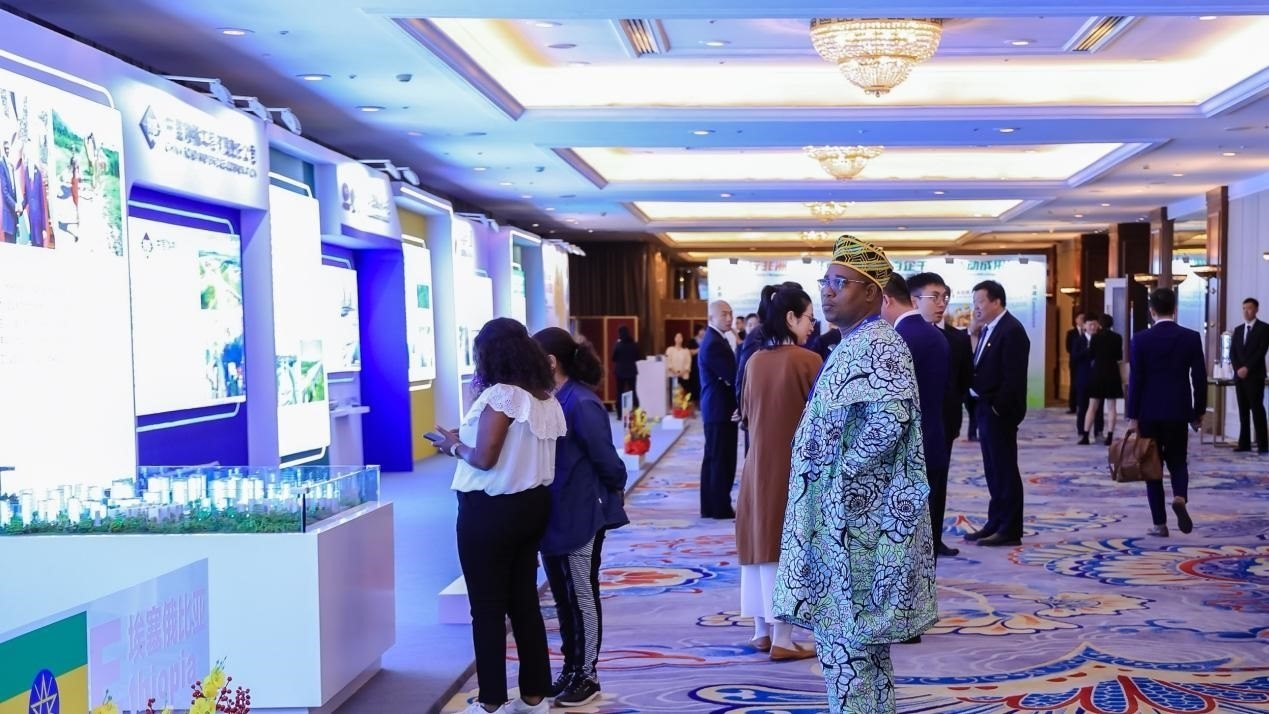 與會(huì)嘉賓參觀主題展覽。主辦方供圖