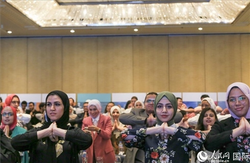 活動現(xiàn)場，埃及民眾跟著孫武權(quán)體驗中醫(yī)傳統(tǒng)功法易筋經(jīng)。人民網(wǎng)記者黃培昭