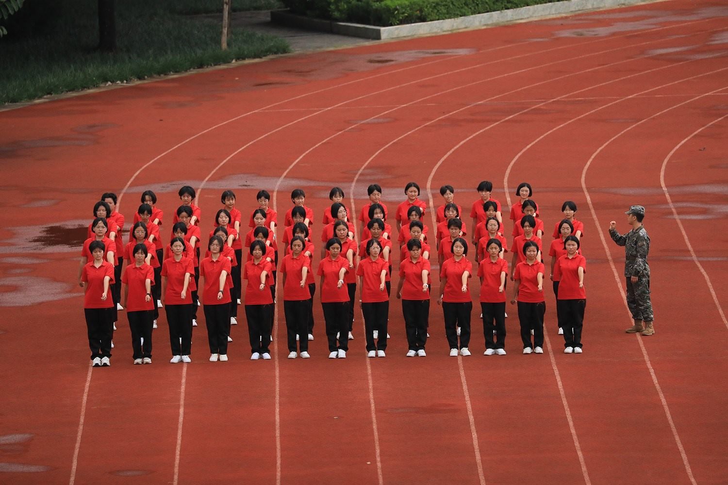 華坪女高2024級(jí)新生軍訓(xùn)。華坪縣融媒體中心供圖