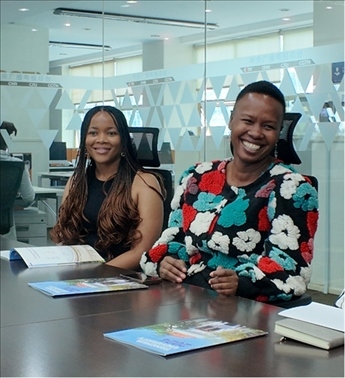 支隊成員在CGTN非洲總站與當(dāng)?shù)赜浾呓涣?。穆瑞瑩攝