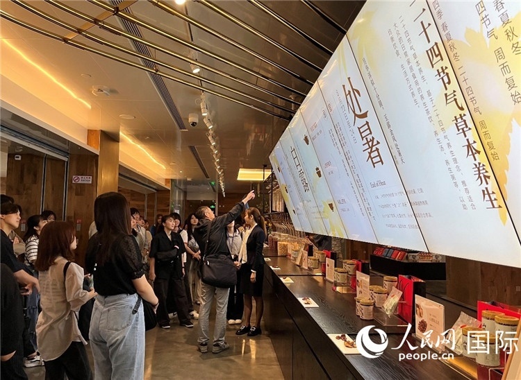 2. 日中友好協(xié)會(huì)青年代表團(tuán)一行學(xué)習(xí)24節(jié)氣養(yǎng)生知識。（人民網(wǎng)記者陳思 攝）