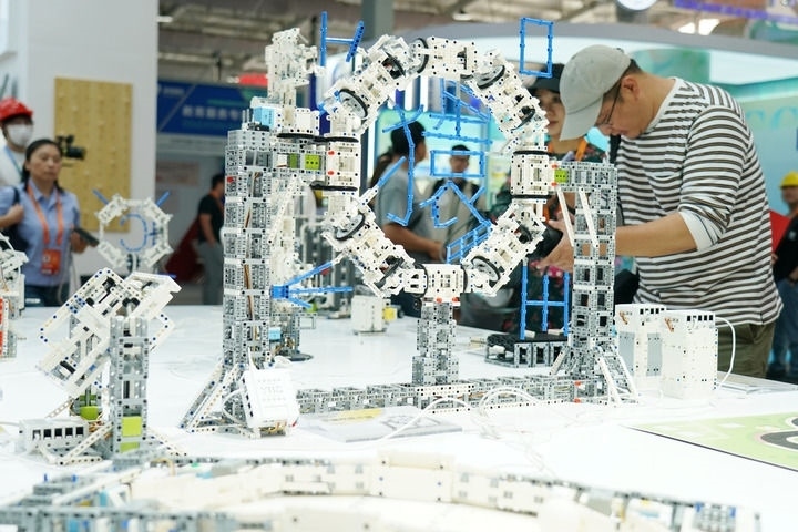 2024年9月11日，記者在服貿(mào)會首鋼園區(qū)教育服務(wù)館采訪。新華社記者 張晨霖 攝