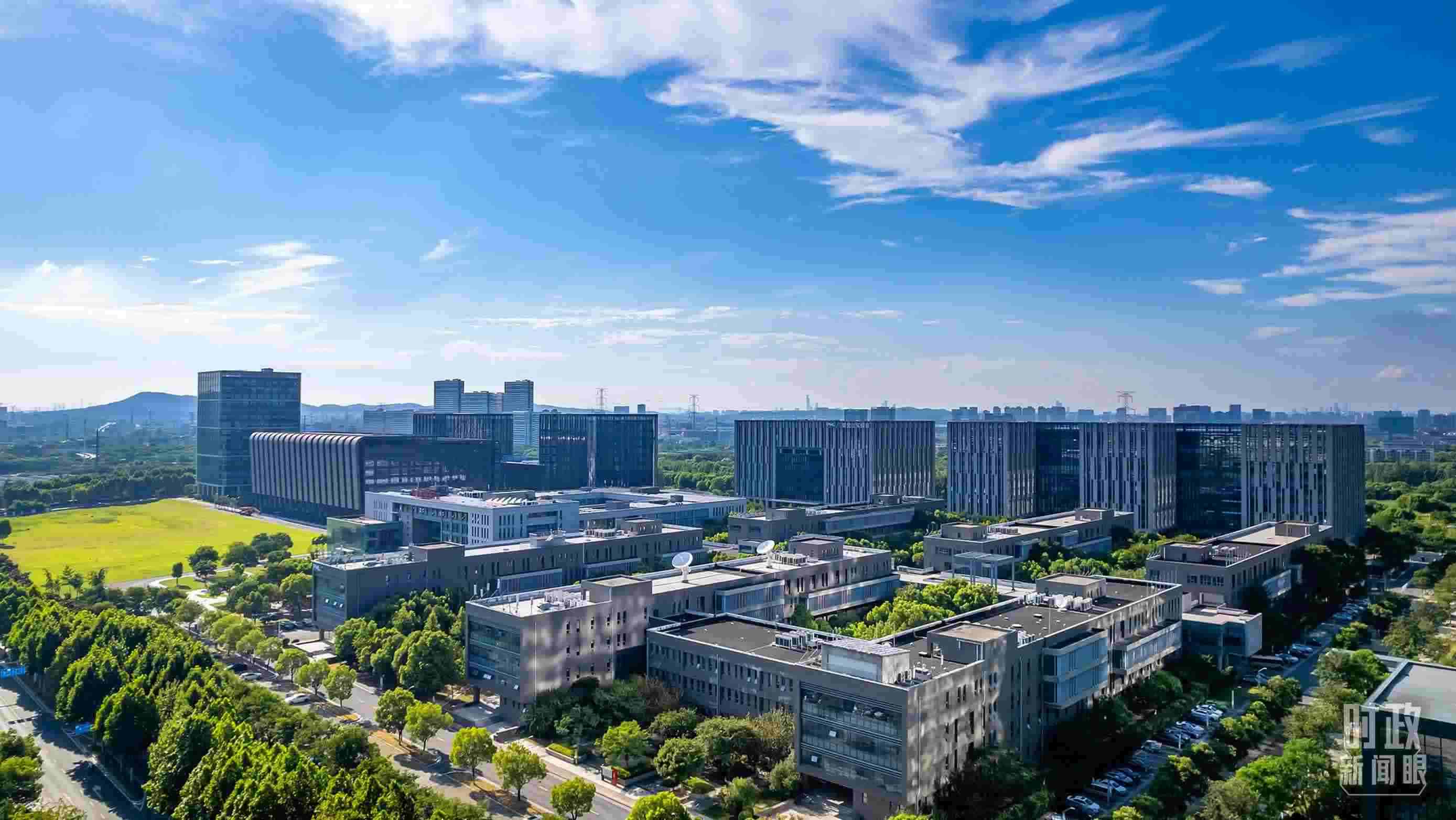  △2023年7月，習(xí)近平調(diào)研南京紫金山實驗室，強調(diào)要為實現(xiàn)高水平科技自立自強立下功勛。（圖/視覺中國）