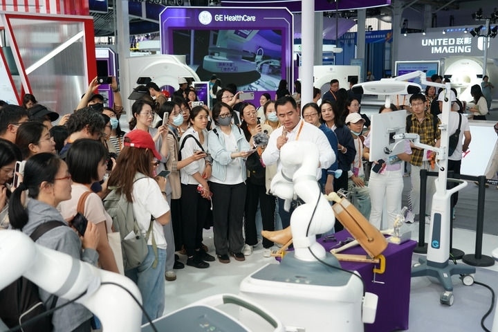 2024年9月11日，記者在服貿(mào)會首鋼園區(qū)健康衛(wèi)生服務(wù)館采訪。新華社記者 張晨霖 攝