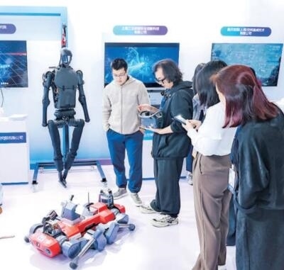 普陀區(qū)“中華武數(shù)”科創(chuàng)集市上，展位工作人員在向觀眾展示機(jī)器人。資料圖片