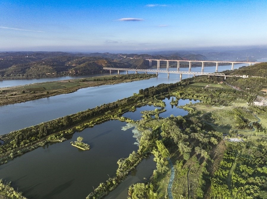 這是2023年8月28日在河南黃河濕地國家級自然保護區(qū)濟源段拍攝的景色（無人機照片）。新華社發(fā) 苗秋鬧 攝