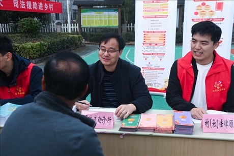 2022年11月9日，在杭州市臨安區(qū)太陽鎮(zhèn)上太陽村，臨安區(qū)太陽司法所所長方凱（右二）現(xiàn)場解答法律問題。 新華社記者 徐昱 攝