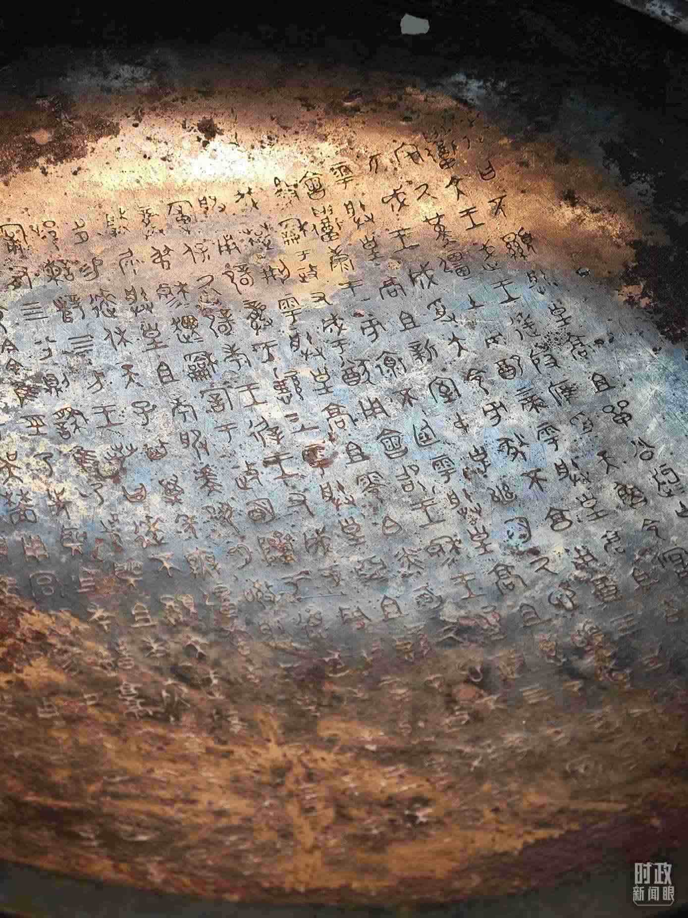 △ 寶雞青銅器博物院內(nèi)展陳——逨盤。（總臺央視記者丁欣、彭漢明拍攝）